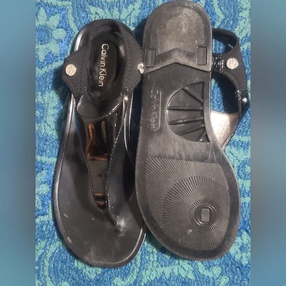 🐰Calvin Klein Black T-Strap Sandals - Picture 5 of 6